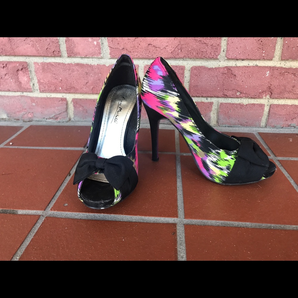 Multicolor peep toe Anne Michelle Heels. Size: 5.5